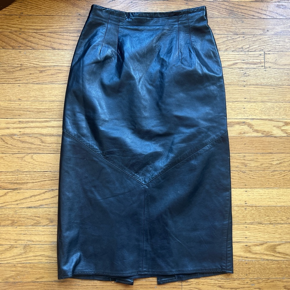 Gorgeous VAKKO black leather pencil skirt